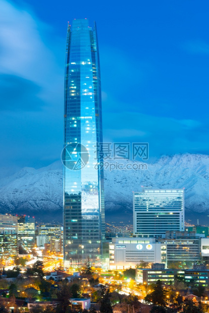 下雪了增加建造智利圣地亚哥首都区大市智利科斯塔纳市中心摩天大楼在金融区高上举起后面是LosAndes山拉斯康德区图片