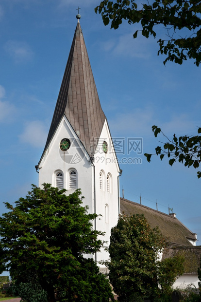 风景游客建成德国阿姆鲁旧内贝尔教堂对抗蓝天图片