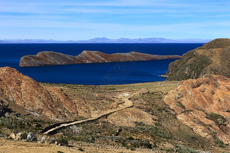 废墟通向玻利维亚流行旅游目的地Titicaca湖太阳岛Titicaca湖的纪念表Mesa礼仪和PumaTiticaca岩石考古迹图片