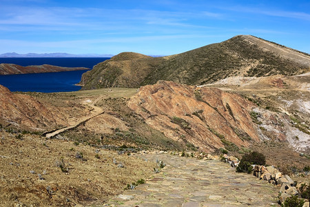 溶胶带领通向玻利维亚流行旅游目的地Titicaca湖太阳岛Titicaca湖的纪念表Mesa礼仪和PumaTiticaca岩石考图片