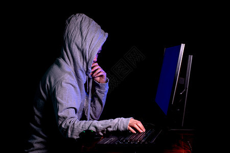 妇女黑客闯入数据服务器在其藏身处感染系统并携带他有黑暗的氛围女士们在二进制代码背景上用笔记本电脑蒙上头罩帐户匿名的个人图片