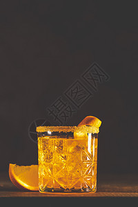 一杯意大利鸡尾酒一个意大利鸡尾酒aperitif19年在意大利Fiernze首次混合的酒精烈鸡尾含杜松子甘巴里马提尼罗索和橙汁新图片