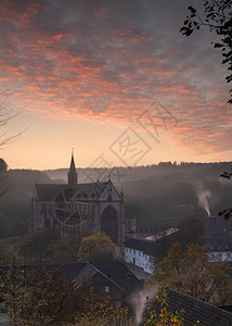 路德维希土地20年1月日德国的雾当天清晨照到阿尔滕堡大教堂全景图象Altenbergcathedral多雾路段图片