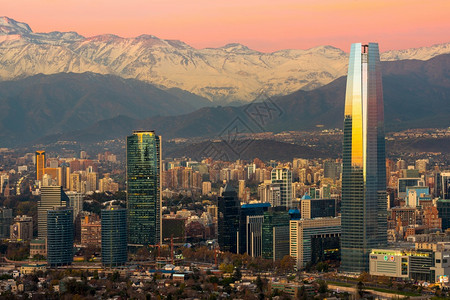 金融的智利圣地亚哥大都会区智利首圣亚哥金融区现代建筑的天空线安第斯山脉后边是安第斯山脉钛范围图片