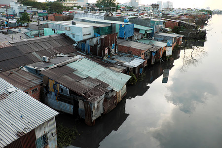 十一月天住宅城市HOCHIMINHCityVietNANSNNOV2107年河滨居民在晚上雨后住一组临时房从金属板或红砖下降为临背景图片