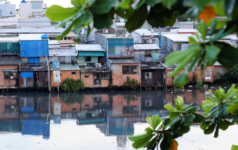 屋城市HOCHIMINHCityVietNANSNNOV2107年河滨居民在晚上雨后住一组临时房从金属板或红砖下降为临时住房靠近图片