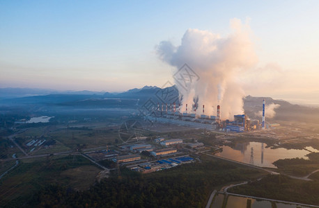 建造早上在煤发电厂方的蒸汽造成一股烟雾这些从燃煤发电厂上方喷出行业多于图片