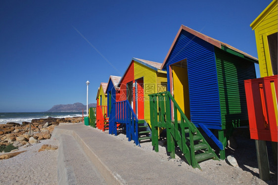 在南非开普敦海滩圣詹姆斯的多彩木制改变小屋英石著名的灯柱图片