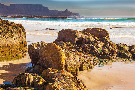 巨石链游客南非布卢贝格海滩图片