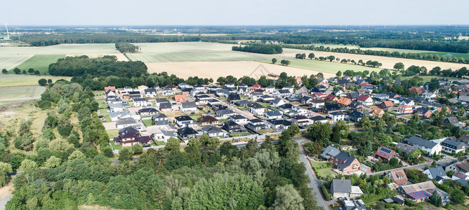 地平线德国在北部平坦的农村开发典型新住房开发位于森林田地和草原之间由无人驾驶飞机制成德语路图片