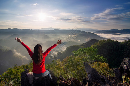 活动冒险高度一位年轻女子在明日上山他很高兴成功登山欣赏大自然晨雾和美丽的太阳光泰国梅洪子班贾宝BanJabo泰国迈洪孙MaeHo图片
