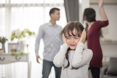 小女孩因为父母争吵而哭泣图片