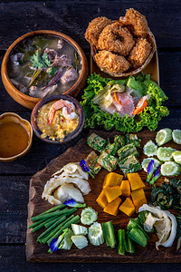 与家人朋友或情一起吃饭的Setmanu泰国传统食品豌豆撕裂亚德隆图片
