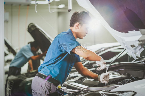 在维修服务中心检查和修理汽车该中心是供客户使用的展示室技术员或工程师专业作汽车修理概念的一部分维修服务中心为客户提供保养服务车轮图片