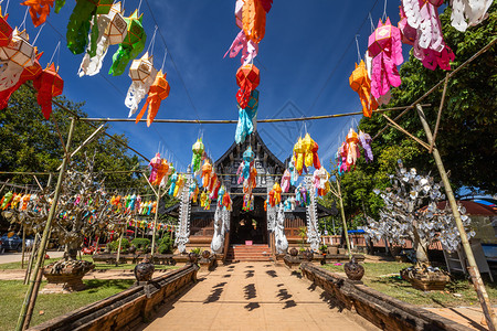 清迈寺庙金的丰富多彩宗教Lanna灯笼是LoiKrathong的北海风灯WatLokMoli的YiPeng节是泰国清迈的主要旅游景点背景