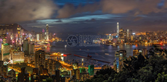 香港全景市风摩天大楼在黄昏时香港中央岛和九龙维多利亚峰和港湾冒险旅行者登上红烧香车高峰点旅游自然外表城市的图片