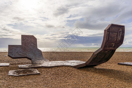 十一月天空霍夫英国东苏塞克斯州布赖顿和霍弗英国东苏塞克斯州1月4日209年帕萨卡利亚雕塑由查尔斯哈德科克在英国布莱顿海滩上制作是图片