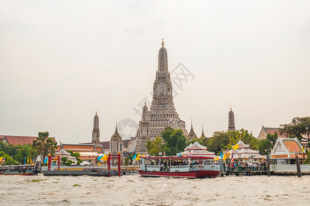 WatArun寺庙和泰国曼谷ChaoPhraya河旁的WatArun寺庙的栅栏泰国曼谷语译为英文Peuak夫人的纪念海滨旅行披耶图片