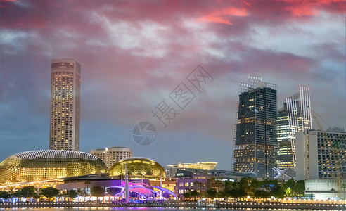 日落时新加坡明瑞娜湾的天线高的城市景观图片