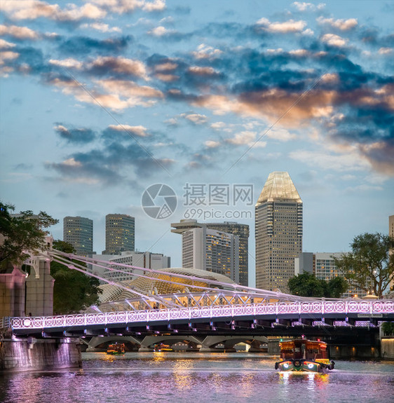 新的日落时加坡明瑞娜湾的天线著名城市景观图片