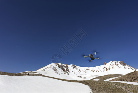 晴天飞玩具在埃克耶斯山背景下飞行在晴朗的阳光明媚一天在土耳其安纳托利亚中部的清蓝天空在阿纳托利亚中部飞玩具漂浮在埃西乌斯山顶上对图片