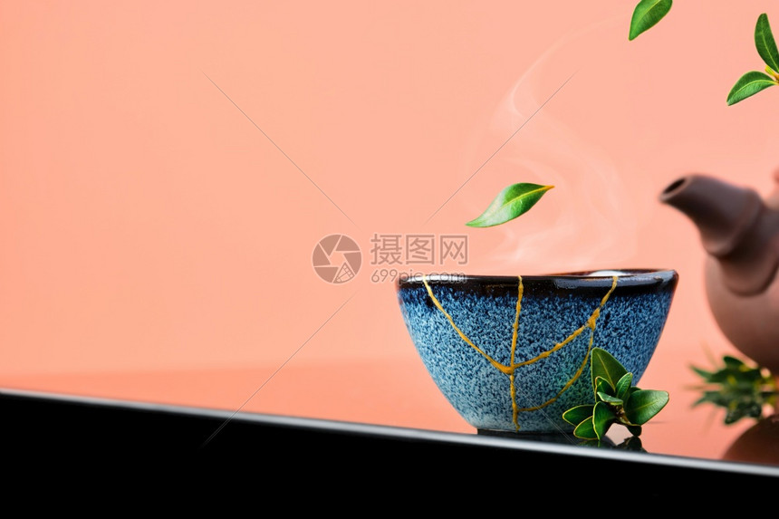 绿色多于茶叶飞过杯子选择对的集中关注蒸汽在碗盘上升起重度陶瓷蓝杯第二年的东西循环利用或动脉素木美食图片