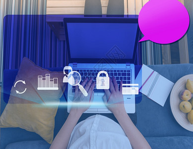 搜索显示雇员条形图的刷新安全信用卡购买图标和女士在蓝色屏幕上使用一台计算机粉色空白语音泡沫办公室商业技术PinkOfficebu图片