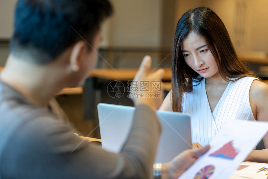 伤心愤怒的老板在临时诉讼责骂亚洲年轻商业女青指向她对业绩的表情和现代办公室的KPI商业错误与惩罚概念的看法工作场所争论图片