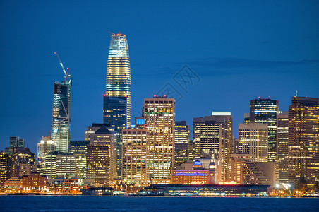 建筑物风景名胜曼哈顿旧金山美丽的夜空中加利福尼亚州圣弗朗西斯科背景图片