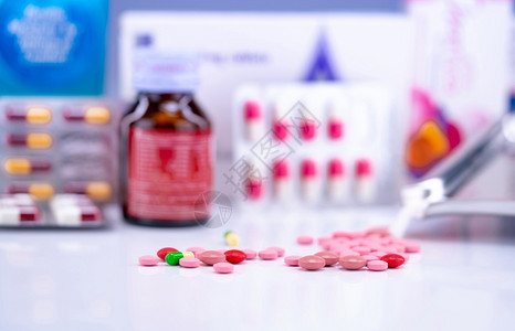 青霉素治疗选择地把重点放在药瓶模糊背景的片和胶上并有选择地强调药片和丸浸泡片包和托具全球物市场和保健系统工业的图片