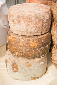 山羊食物在当地市场上出售的四组奶酪堆叠实验室图片