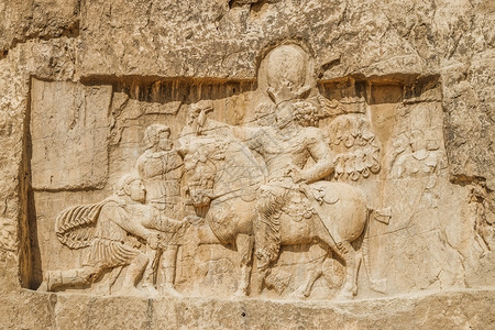 全景一座废墟和古老的萨尼德岩石解脱描绘了沙普尔一世战胜罗马皇帝瓦列里安和菲利浦PhiliptheArabianNaqsheRos图片