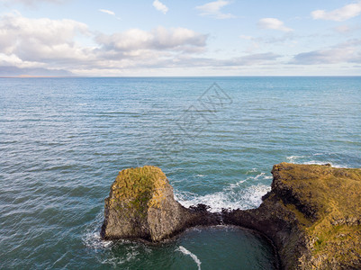 海冰岛阿纳斯塔皮大西洋沿岸令人惊叹的石拱门Gatklettur玄武岩著名的自然形态拱门吸引游客参观冰岛西部平韦利尔水图片