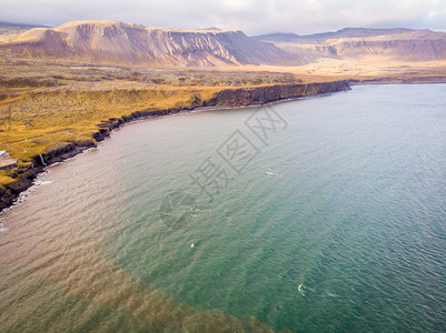 冰岛阿纳斯塔皮大西洋沿岸令人惊叹的石拱门Gatklettur玄武岩著名的自然形态拱门吸引游客参观冰岛西部天空圆圈冰川图片