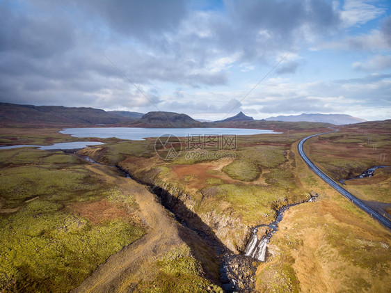 冰岛高地的Landmannalaugar超真实自然景观欧洲美丽的多彩雪山地形以夏季探险和户外步行闻名出自冰兰高原草斯科加瀑布裂缝图片