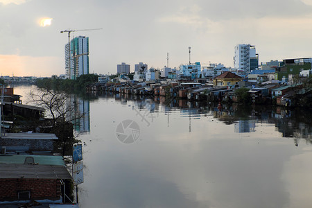 城市的降级香港VietNANNOV2107年河滨居民在雨后晚上住河边一组临时住房从金属板或红砖下降为临时住房靠近河流的贫穷住房有图片