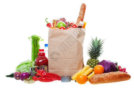 装满杂货的纸袋四周环绕着水果蔬菜面包瓶装饮料和罐食品的全景白背有轻落的阴影葡萄酒食物健康图片