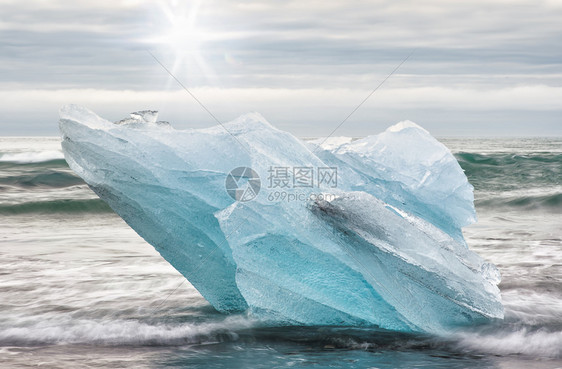 在冰岛JokulsarlonLagoon移动的冰bergs模糊的长距离接触透视地平线霜大西洋图片