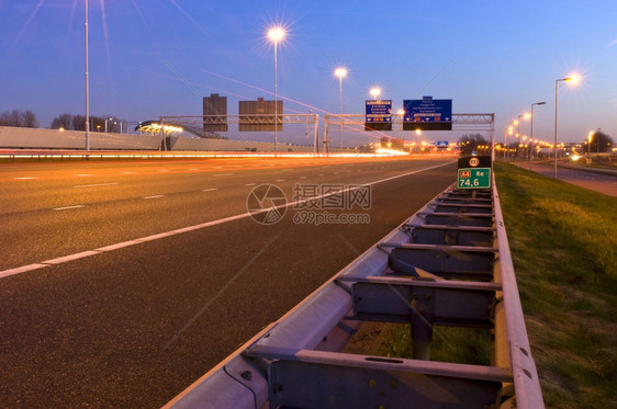 迹象夜间高速公路交叉口的通气管线条一种图片