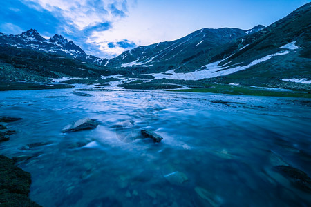 山中河流场景闪电自然图片