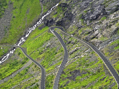 巨魔自然Trollstigen的危险湿路挪威劳马的一条山路挪威63号国道的一部分连接劳马的ndalsnes和Norddal的Va图片