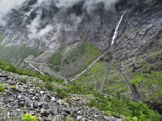 它的到期Trollstigen的危险湿路挪威劳马的一条山路挪威63号国道的一部分连接劳马的ndalsnes和Norddal的Va图片