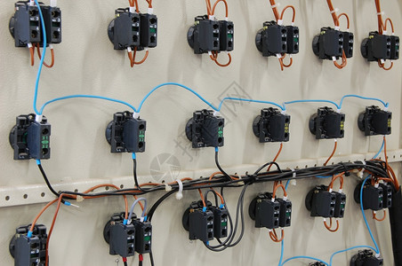 活力安装电动设备自断路器一排用电开关装在引信箱中电路图片