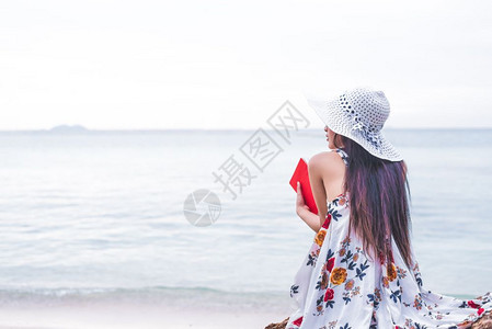 幸福亚洲妇女等待爱情或某人让她快乐的孤独和美丽概念后视海洋女孩和主题的景象左侧复制空间女日与灵魂主题女日与情感主题请享用帽子图片