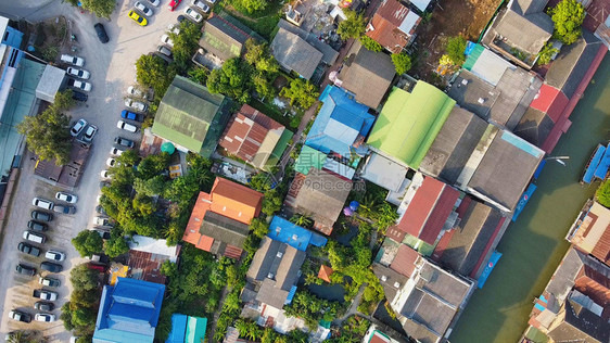 高的现代曼谷附近Amphawa浮动市场阳光明媚的清晨空中观察全景图片