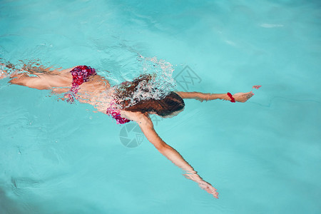 活动年轻女子在游泳池里和放松康迪德人真实的瞬间情况健康蓝色图片