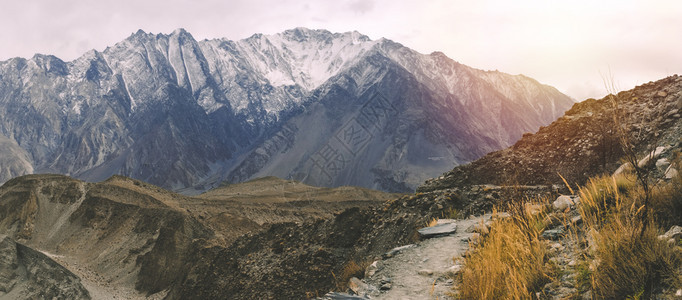 宽慰平静的冷巴基斯坦Gojal山谷HunzaGilgitBaltistan卡拉科姆山脉的峰环绕着巴基斯坦帕苏荒野漫步道路的全景观图片