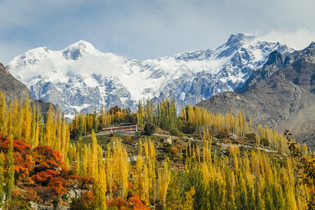 秋天巴基斯坦KilgitBaltistan背景的卡拉科姆山脉雪盖峰位于巴基斯坦GilgitBaltistan假期冷静的图片