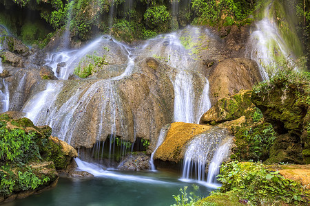 上衣古巴ElNicho瀑布的一部分位于CubaElNicho的GranParque自然托佩一个跨越古巴中部SierraEscam图片