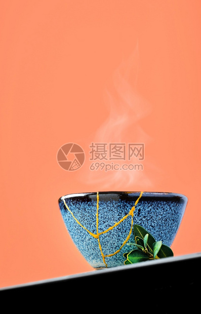 服务陶瓷制品杯绿色日本茶其背景是烧焦的Sinna选择地关注杯子蒸汽在碗盘上升起重度陶瓷蓝色杯子第二年的东西循环利用或动脉素基重点图片